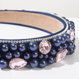Détail du serre-tête en velours avec perles bleues et cristaux roses brillants