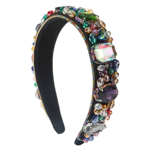 Serre-tête baroque de luxe orné de cristaux colorés et strass sur fond blanc immaculé