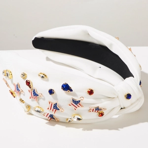Détail d'un serre-tête blanc noué avec charmes étoiles drapeau USA et strass multicolores
