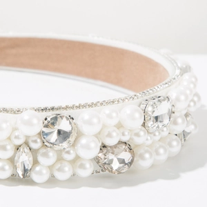 Vue détaillée du serre-tête en satin blanc orné de perles et de strass brillants