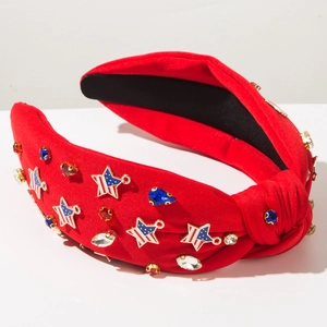 Détail d'un bandeau rouge noué avec étoiles drapeau USA et strass colorés brillants
