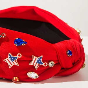 Détail du serre-tête rouge à nœud avec étoiles drapeau USA et strass bleus