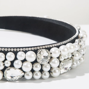 Détail de luxe d'un serre-tête en velours noir avec perles élégantes et strass étincelants