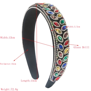Serre-tête baroque avec strass colorés et bordure de cristaux blancs sur un fond blanc neutre