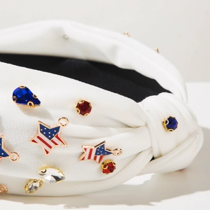 Gros plan du bandeau noué avec étoiles drapeau américain et strass étincelants