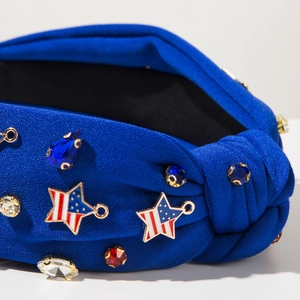Détail du bandeau noué bleu avec strass et breloques étoiles du drapeau américain