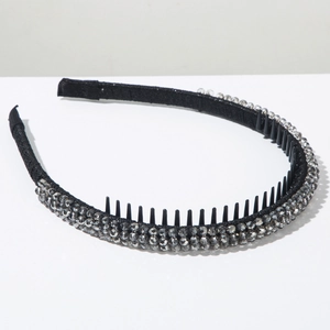 Elegant non-slip headband with double-row crystals and inner teeth for secure hair styling