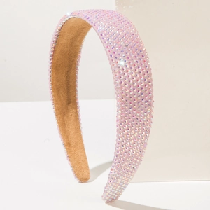 Détail d'un serre-tête large rembourré avec strass roses brillants et doublure en daim