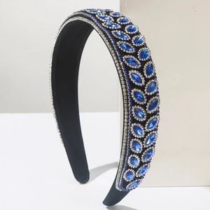 Vue détaillée du serre-tête baroque avec cristaux marquise bleus et strass étincelants