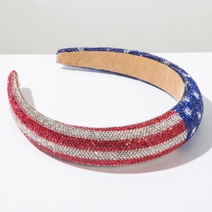 Detailansicht eines Stirnbands mit roten weißen und blauen Strasssteinen auf Veloursfutter