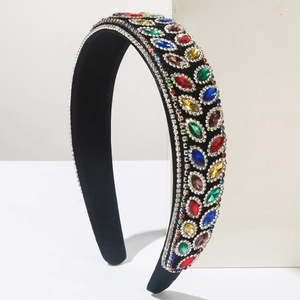 Vue détaillée du serre-tête baroque avec des strass colorés et des griffes dorées