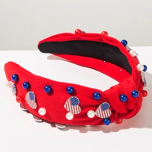 Détail du serre-tête en tissu rouge avec breloques cœur drapeau USA et perles
