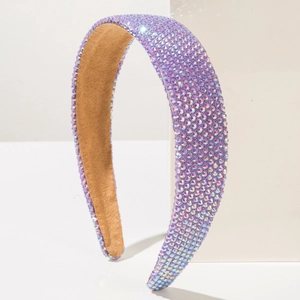 Détail macro du serre-tête en strass violets avec doublure en velours antidérapant