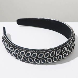 Gros plan détaillé du serre-tête large baroque avec strass noirs ovales et micro diamants
