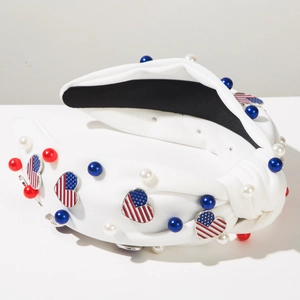 Détail du charme cœur drapeau USA et perles colorées sur un bandeau blanc avec nœud