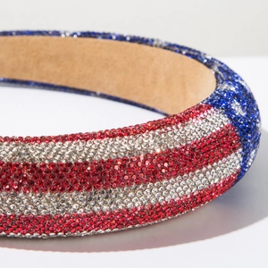 Nahaufnahme des rot-weiß-blauen Strass-Haarreifs mit detaillierter Diamant-Struktur