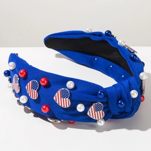 Détail du serre-tête bleu avec cœurs drapeau américain et perles synthétiques tricolores