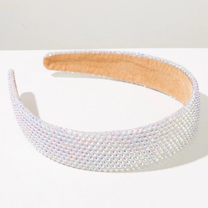 Vue détaillée du serre-tête large orné de strass brillants et doublé de velours doux