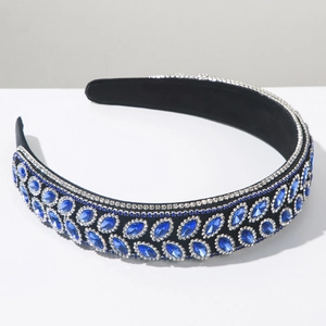 Détail d'un serre-tête baroque de luxe orné de gemmes bleu marine et de strass brillants