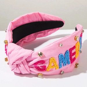 Détail du bandeau rose avec lettrage GAMEDAY en perles colorées et strass brillants