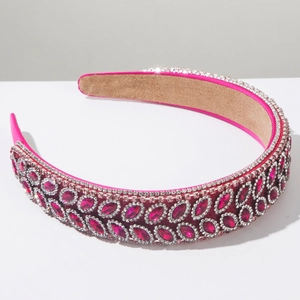 Détail du serre-tête baroque fuchsia avec cristaux marquise et accents argentés brillants