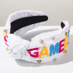 Détail du bandeau blanc noué avec broderie de perles GAMEDAY colorées et strass brillants