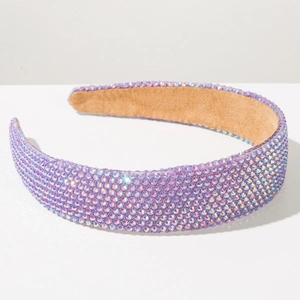 Détail d'un serre-tête rembourré violet avec strass multicolores et doublure en velours
