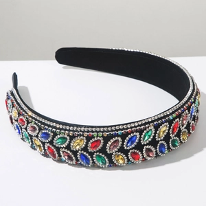 Détail d'un serre-tête en velours orné de strass colorés et de gemmes marquises luxe