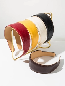 Détail de serre-têtes larges en cuir PU plissé en rouge jaune blanc noir et marron
