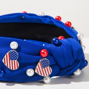 Détail d'un serre-tête noué bleu avec des coeurs drapeau américain et des perles