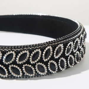 Détail du serre-tête baroque de luxe avec gemmes noires ovales et strass argentés sur velours