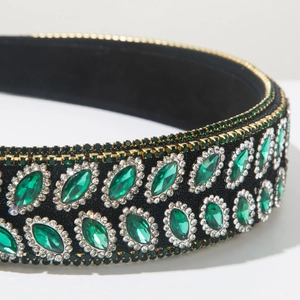 Détail macro d'un serre-tête baroque de luxe avec pierres turquoise et cristaux brillants