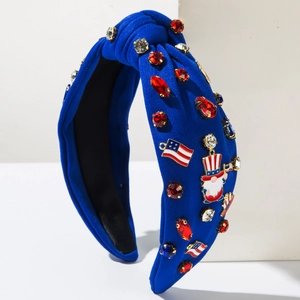 Gros plan du serre-tête bleu avec breloques drapeau USA et strass colorés