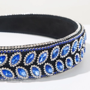 Vue détaillée du serre-tête baroque avec des strass turquoise et cristaux brillants