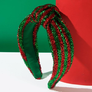 Détail du serre-tête pailleté rouge et vert avec doublure intérieure en tissu vert