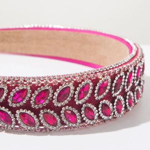 Vue détaillée des strass marquise roses sur un serre-tête baroque de luxe