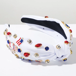 Détail du serre-tête blanc noué avec strass rouges et bleus et breloques drapeau américain