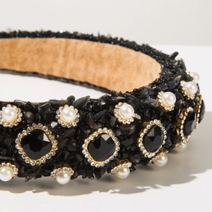Detail eines Barock-Haarreifens mit schwarzen Edelsteinen, Perlen und Vintage-Goldfassung