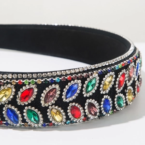 Détail macro du serre-tête baroque avec strass colorés et pierres précieuses rétro