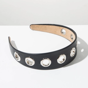Vue détaillée du serre-tête punk en cuir noir orné de grands œillets métalliques