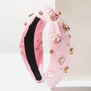 Détail du serre-tête rose noué avec perles fantaisie et cristaux sur textile doux
