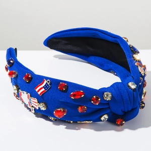 Détail du bandeau noué bleu avec breloques drapeau américain et décor de gnome patriotique