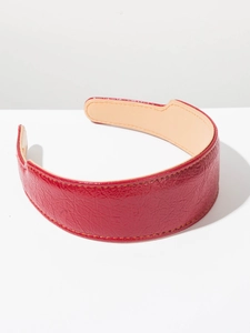 Vue détaillée du serre-tête large rouge en simili cuir grainé avec doublure antidérapante