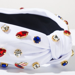 Détail du bandeau noué avec des strass et des breloques étoilées drapeau américain