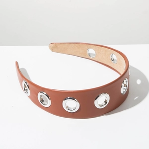 Détail d'un serre-tête en similicuir marron avec œillets métalliques et doublure douce