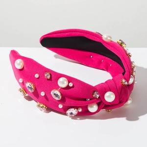Vue détaillée d'un serre-tête noué magenta orné de perles et de strass roses