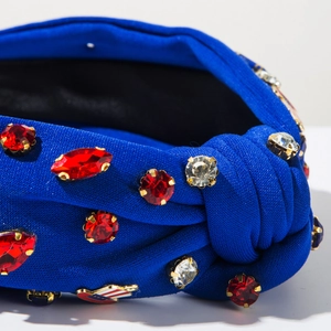 Détail macro d'un serre-tête bleu avec strass rouges et blancs et cœur drapeau américain