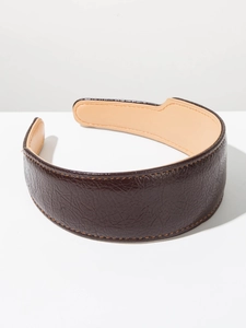 Détail serre-tête large en cuir marron foncé avec motif litchi et doublure beige