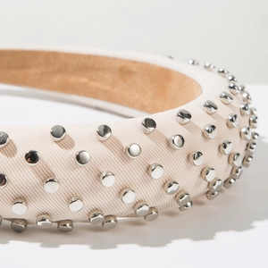 Cerchietto imbottito beige con borchie argentate, elegante accessorio per capelli