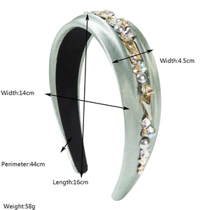 Détail du serre-tête en satin vert avec perles, cristaux et dimensions du produit